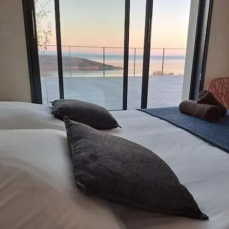 Villa La Pointe Sur L'eau - Vue - Piscine Interieure *